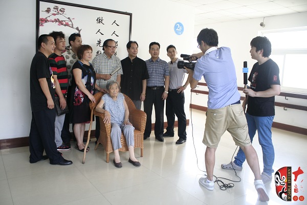  唐派眾弟子將通過視頻向7月15日在鄭東新區噴泉廣場觀看《豫韻唐風——豫劇唐派名家票友演唱會》演出的