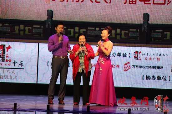 著名越調表演藝術家、越調皇后毛愛蓮(中) 著名越調表演藝術家、越調皇后毛愛蓮(中)