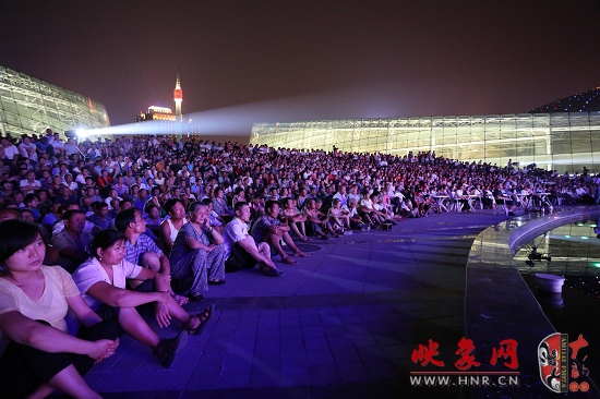 位于藝術中心噴泉廣場的演出現場 位于藝術中心噴泉廣場的演出現場