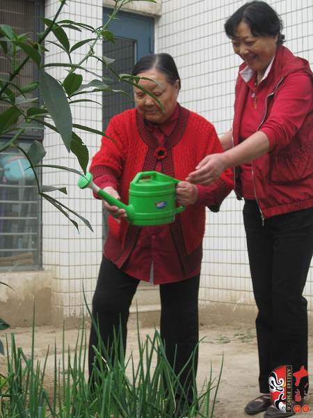 馬金鳳和女兒在小花園澆花 馬金鳳和女兒在小花園澆花
