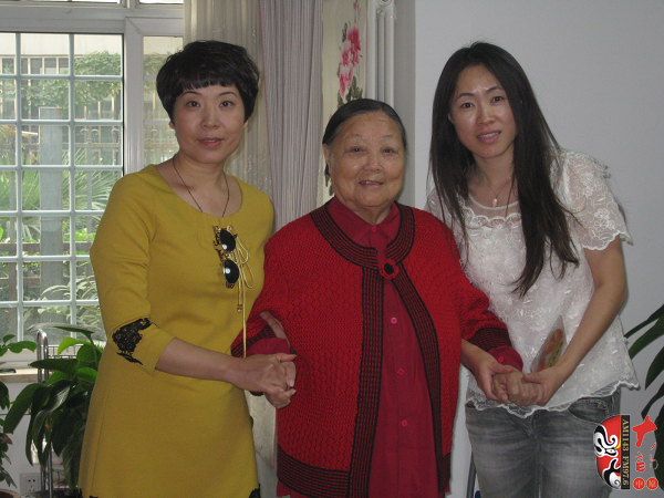 河南電臺(tái)戲曲廣播總監(jiān)木子(左)、央視戲曲頻道欄目總編李穎(右)與馬金鳳(中)合影 河南電臺(tái)戲曲廣播總監(jiān)木子(左)、央視戲曲頻道欄目總編李穎(右)與馬金鳳(中)合影