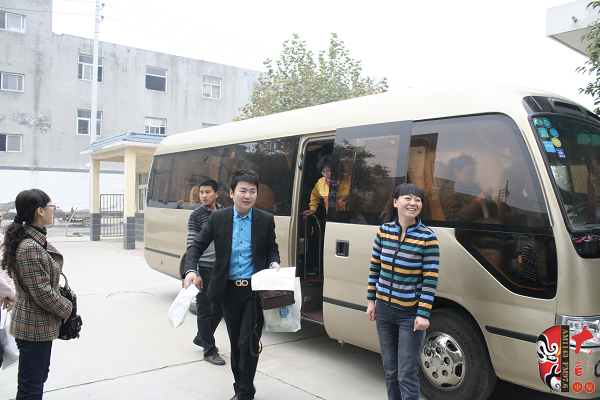 河南電臺戲曲廣播些眾多戲曲名家一行來到鄭州市二七區敬老院 河南電臺戲曲廣播些眾多戲曲名家一行來到鄭州市二七區敬老院