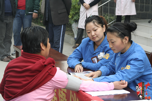 活動現場為敬老院的老人免費義診 活動現場為敬老院的老人免費義診