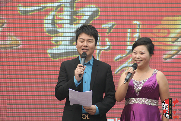 活動由著名戲曲節目主持人,河南電臺戲曲廣播當家小生月陽(左)戲曲廣播《票友排行榜》主持人丁蘭(右)主 活動由著名戲曲節目主持人,河南電臺戲曲廣播當家小生月陽(左)戲曲廣播《票友排行榜》主持人丁蘭(右)主