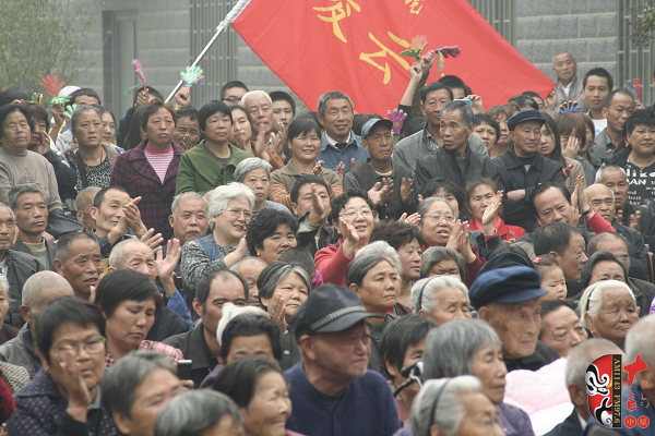 現場不但有敬老院的老人們,還擠滿了鄭州市的很多戲迷朋友 現場不但有敬老院的老人們,還擠滿了鄭州市的很多戲迷朋友
