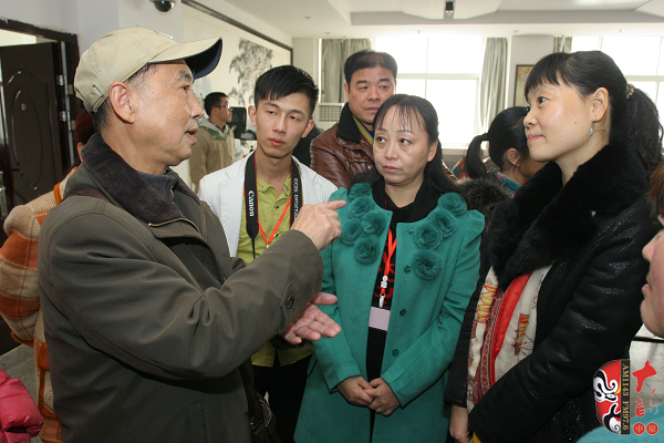 03著名黃梅戲表演藝術家、有“小董永”之稱的夏承平進入比賽現場就被黃梅戲粉絲圍觀
