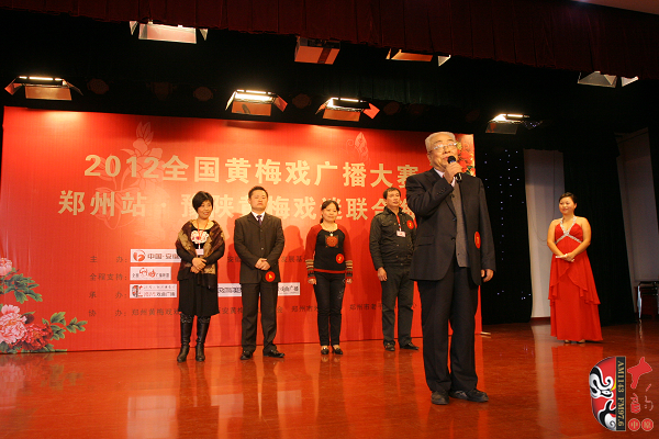 選手五人一組上臺表演，臺上為第一組選手