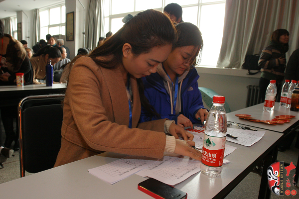 河南電臺戲曲廣播工作人員在緊張的統計選手分數