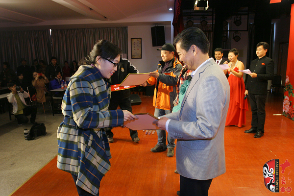 河南電臺戲曲廣播副總監張彤、安徽戲曲廣播副總監汪源、陜西戲曲廣播資深音樂編輯焦詠為晉級選手頒發晉級牌