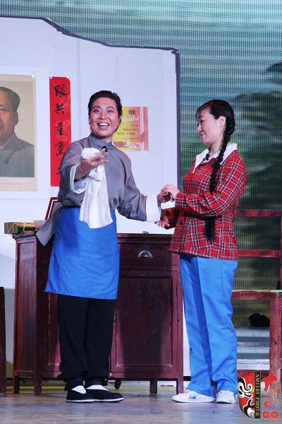 第三場，河南電臺戲曲廣播總監木子（左）飾栓保娘，《梨園星秀場》《有你就有戲》主持人媛媛（右）飾銀環