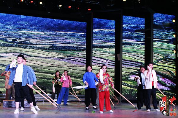 群眾勞動場面，劇中演員包含票友、專業演員、戲迷