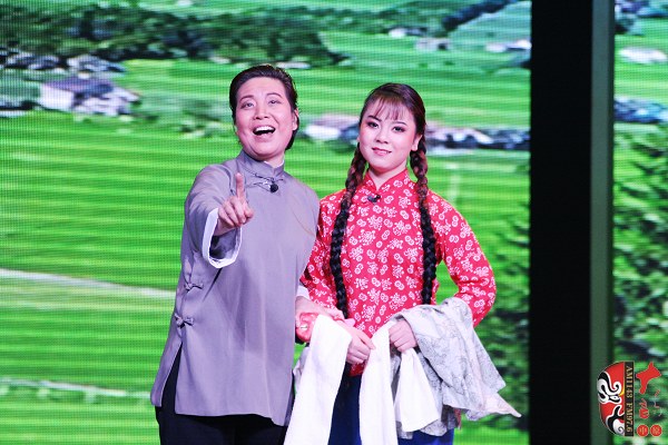 第九場，河南電臺戲曲廣播總監木子（左）飾栓保娘，素雅青年豫劇團劉帥毅（右）飾銀環