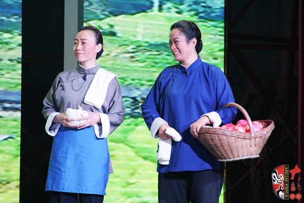 第七場，河南電臺戲曲廣播副總監、中國播音主持金話筒獎獲得者張彤（左）飾栓保娘