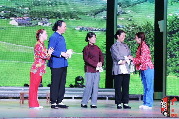 著名戲曲節目主持人、河南電臺戲曲廣播當家小生月陽（左二）反串飾演二大娘