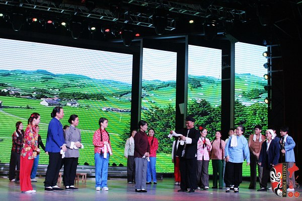 眾鄉親場面——包含河南電臺戲曲廣播主持人，專業戲曲演員、戲曲票友，河南電臺戲曲廣播聽眾