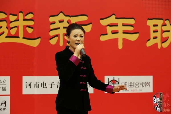 戲曲廣播主持人王唯、曉琴、丁蘭、李鋮及鄭州市曲劇團優(yōu)秀演員張娜共同表演的小品《賣鞋》 戲曲廣播主持人王唯、曉琴、丁蘭、李鋮及鄭州市曲劇團優(yōu)秀演員張娜共同表演的小品《賣鞋》