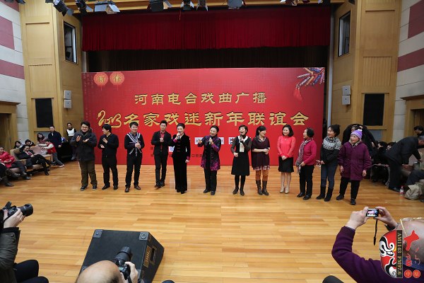 河南電臺戲曲廣播主持人和藝術(shù)家及現(xiàn)場戲迷同唱《朝陽溝》上山片段 河南電臺戲曲廣播主持人和藝術(shù)家及現(xiàn)場戲迷同唱《朝陽溝》上山片段