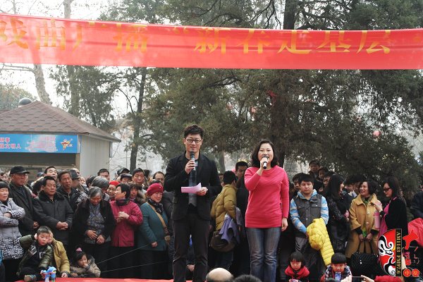 現場主持:河南電臺戲曲廣播主持人池城(左)丁蘭(右) 現場主持:河南電臺戲曲廣播主持人池城(左)丁蘭(右)