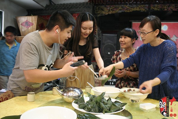 河南電臺戲曲廣播副總監張彤親自指導主持人張琳包粽子