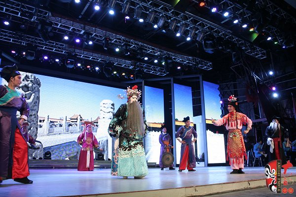 票友版豫劇《三哭殿》精彩上演 票友版豫劇《三哭殿》精彩上演