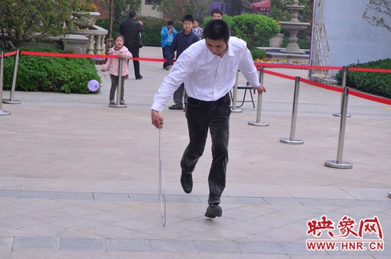 說是比賽，其實就是活力的釋放，就是開心的海洋，丟沙包、踢毽子、三人四足、滾鐵環等項目