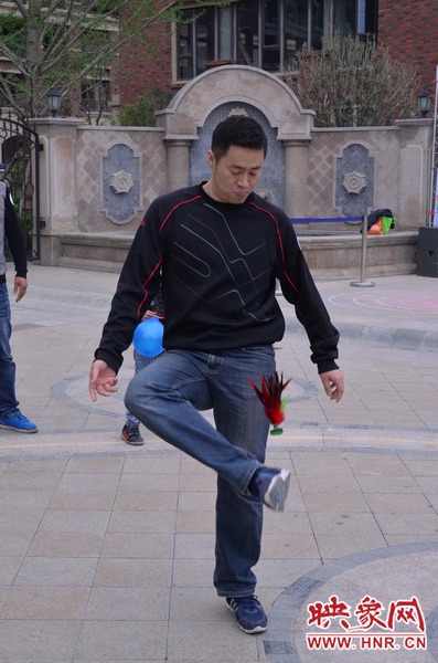 說是比賽，其實就是活力的釋放，就是開心的海洋，丟沙包、踢毽子、三人四足、滾鐵環等項目