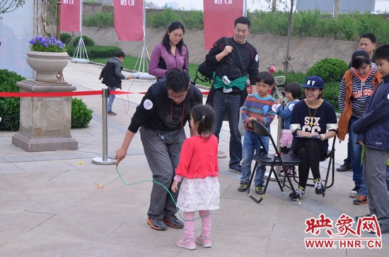 當然啦，也有小天使現場跟爸比罷工的，就是不跳，弄的爸爸也哭笑不得。