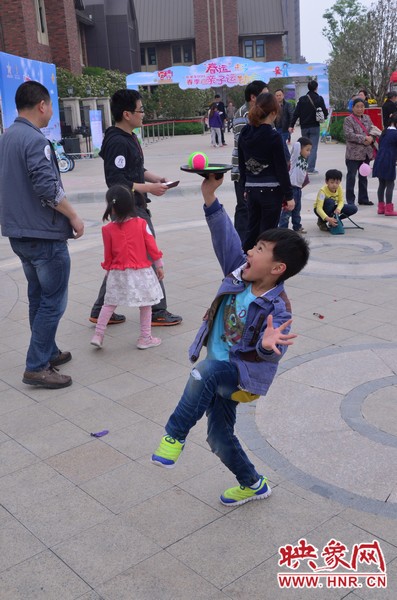 小弟弟，你玩個托球不用這么夸張吧，哈哈！