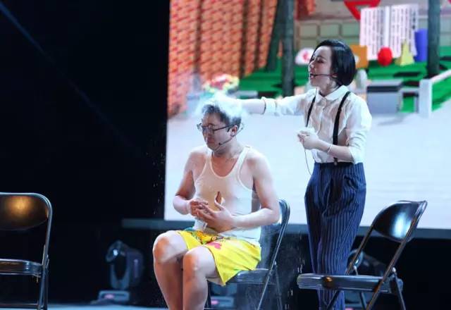 隨后一秒鐘，畫風(fēng)突變，楊奕遭夢茹慘虐！