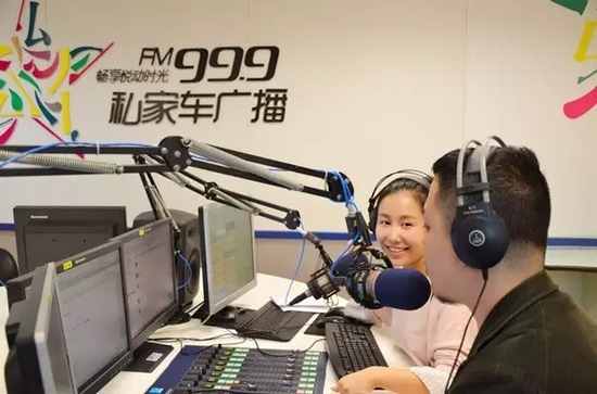 美女嘉賓來(lái)做客直播間,麥姐看莫非的眼神,嘖嘖,愛(ài)一個(gè)人是什么感覺(jué)? 美女嘉賓來(lái)做客直播間,麥姐看莫非的眼神,嘖嘖,愛(ài)一個(gè)人是什么感覺(jué)?