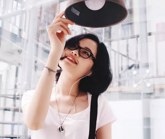 當(dāng)然，怎么能少的了美女出鏡？