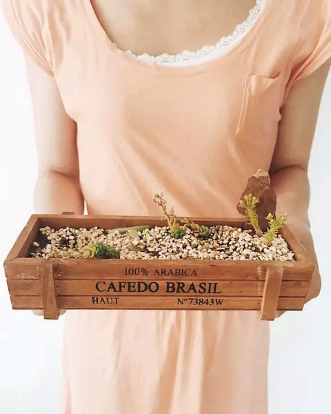 我們同時(shí)也在撫摸著希望，從中了解鄭州的生命張力。