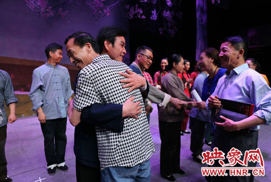 豫劇現代戲《焦裕祿》演出完后謝幕