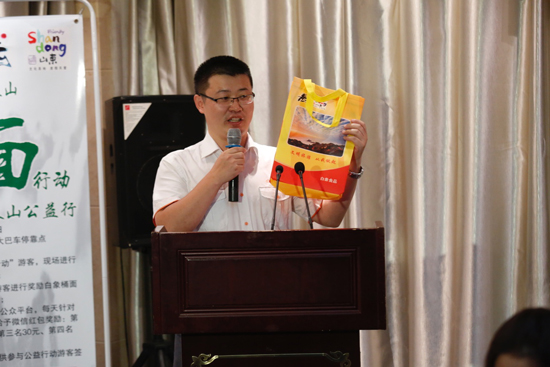 白象食品山東公司張亮現場展示環保袋