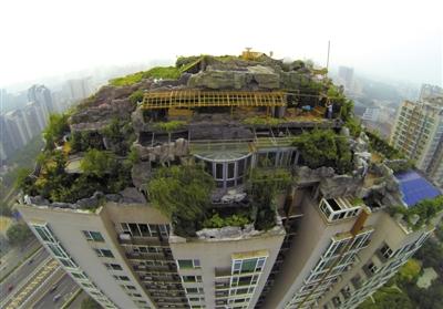 昨日,身穿橘黃色馬甲的工作人員在人濟山莊樓頂拆除違章建筑。新京報記者 吳江 攝 昨日,身穿橘黃色馬甲的工作人員在人濟山莊樓頂拆除違章建筑。新京報記者 吳江 攝