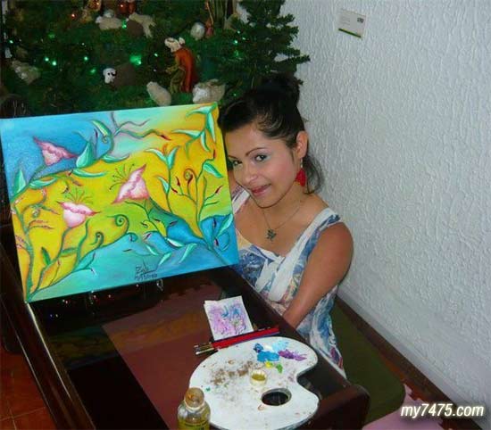 四肢不全仍堅持用嘴作畫 點贊最勵志女畫家 四肢不全仍堅持用嘴作畫 點贊最勵志女畫家