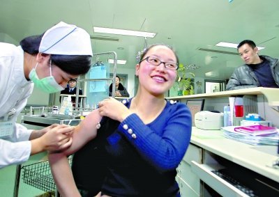 昨日，向雪敏在同濟醫院血液科病房打動員劑，丈夫陳武右在身后注視著妻子 記者傅克強