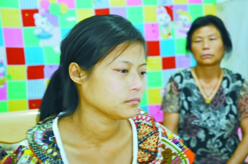 王學(xué)鳳望著女兒，一言不發(fā)