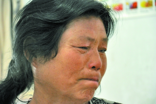 談及女兒的病情，王學(xué)鳳不禁哭了出來