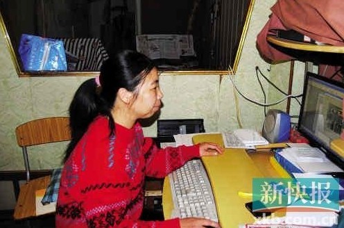 在狹小簡(jiǎn)陋的住處，陳敏莉最專注的事情是通過網(wǎng)絡(luò)即時(shí)了解公益信息