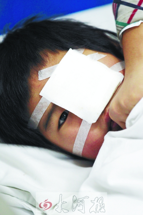 躺在病床上的小董,左眼痊愈的可能性不大 躺在病床上的小董,左眼痊愈的可能性不大