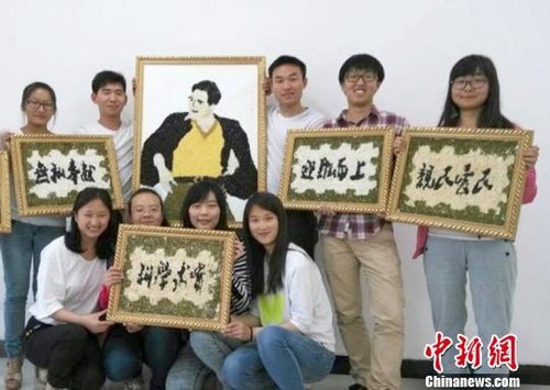 大學(xué)生們?yōu)榧o(jì)念焦裕祿，用黑豆、綠豆、大米等糧食在硬紙板上創(chuàng)作的糧食畫