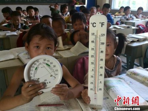 6月3日，下午四點，昆明市東川區(qū)因民鎮(zhèn)中心學校一年級教室溫度達到44℃