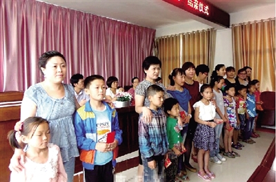 身后的“代理媽媽”，使留守兒童的身心有了依靠