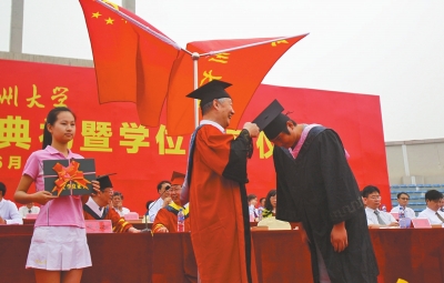 為畢業生撥流蘇