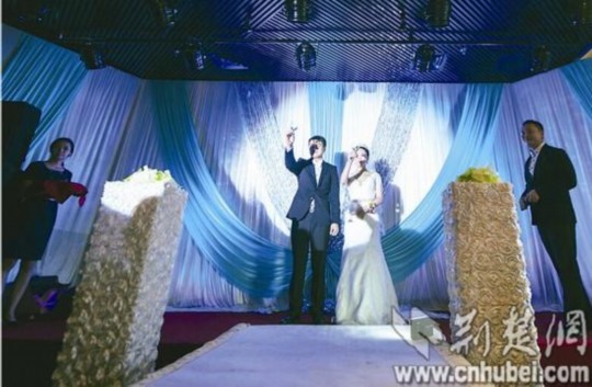 經(jīng)過(guò)執(zhí)著追求和3年戀愛(ài)，昨日，25歲的武漢小伙張巖終于娶回黑龍江姑娘張巖