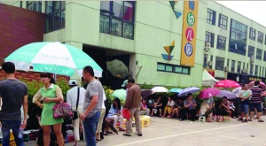 金壇市實驗幼兒園門前,家長在排隊 金壇市實驗幼兒園門前,家長在排隊