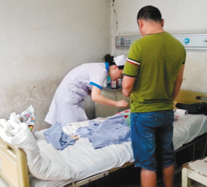 護士正在給被毒蛇咬傷的男嬰涂抹藥水 護士正在給被毒蛇咬傷的男嬰涂抹藥水