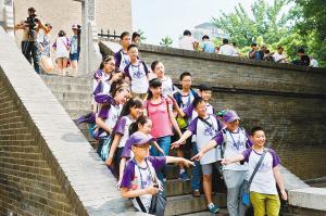 西安小雁塔景區內，學生們正在古跡前合影留念