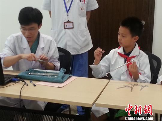 兒童暑期“職業(yè)體驗” 醫(yī)生、警察職業(yè)受熱捧